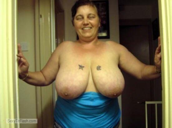 Mein Extrem grosser Busen Topless Selbstporträt von Busty